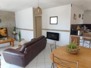 uma sala de estar com um sofá e uma mesa em Villa embuscade em Pierrefeu-du-Var