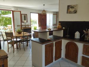 uma cozinha e sala de jantar com mesa e cadeiras em Villa embuscade em Pierrefeu-du-Var