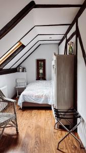 sypialnia z łóżkiem na poddaszu w obiekcie Górna79 w mieście Jugowice
