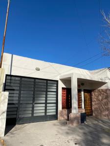 una casa con una gran puerta de garaje en una calle en Departamento Pia en San Rafael