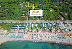 una vista aerea di un resort con spiaggia di Hotel Cavalieri Del Mare a Marina di Massa