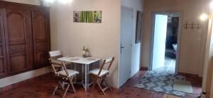a dining room with a table and four chairs at Belle Béarnaise in Bidos