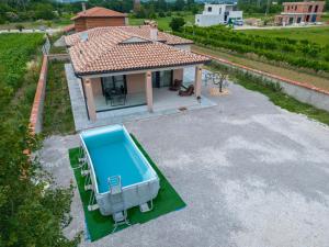 uma vista superior de uma casa com piscina em Villa Ardanela em Labin