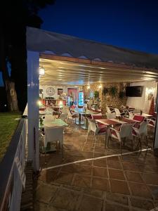ein Restaurant im Freien mit Tischen und Stühlen in der Nacht in der Unterkunft Monte CIELO in Nerja