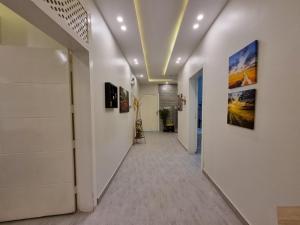 ملحق فخم جداً بمدخل وسطح مستقلين قرب لافندا بارك的电视和/或娱乐中心