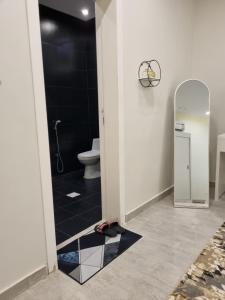 Kamar mandi di ملحق فخم جداً بمدخل وسطح مستقلين قرب لافندا بارك