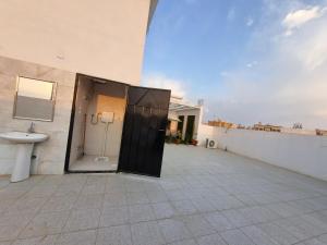 ملحق فخم جداً بمدخل وسطح مستقلين قرب لافندا بارك的一间浴室