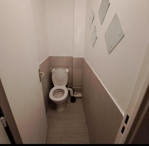 a small bathroom with a toilet in a stall at Bel appartement avec Terasse Proche Gare in Cergy
