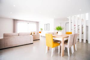 a living room with a table and a couch at Villa Serra Mar in São Martinho do Porto