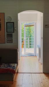 Zimmer mit einer offenen Tür zu einer Terrasse in der Unterkunft Domek Mały Las in Rzyki