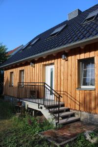 费茨肖Haus Jaeschke Appartement Charlotte的一座木房子,前面有楼梯
