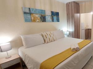 um quarto com uma cama com duas toalhas em B&O's Place em Pretoria