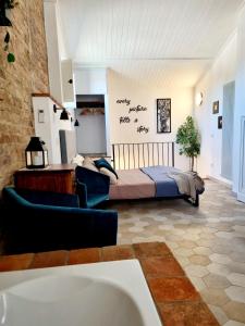 een slaapkamer met een bed en een bad in een kamer bij OgniVolta in Pienza