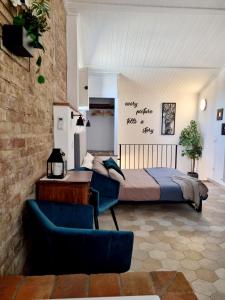 1 dormitorio con 1 cama y escritorio en una habitación en OgniVolta, en Pienza