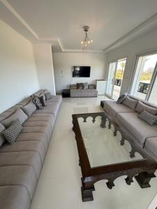 uma sala de estar com sofás e uma mesa de centro em Nouveau Appartement Familiale - Résidence Calme em Saidia 