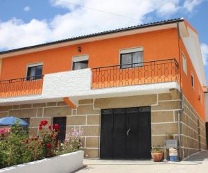 a house with a balcony on top of it at Casa do Campo in Campo de Víboras