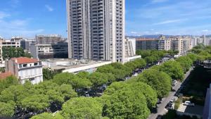 uma rua da cidade com árvores e edifícios altos em Sublime Appart- Vue Mer-Prado13008- Proche Plage Vélodrome em Marselha