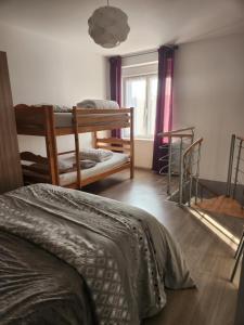 a room with two bunk beds and a window at la halte des trois rivieres in Plichancourt