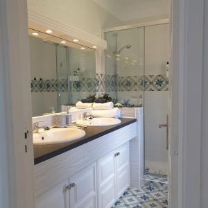 baño con 2 lavabos y espejo grande en Sunny Tenerife Apartment - ocean views, en Tacoronte