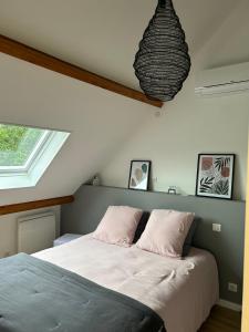 1 dormitorio con cama y ventana en La Paulerie, 