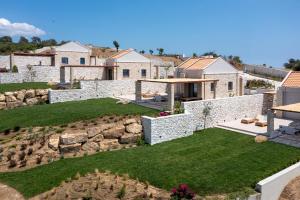 een luchtzicht op een huis met een stenen muur bij Sun rise Villas ammouliani in Amoliani