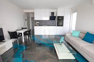 Kuchyňa alebo kuchynka v ubytovaní Sunshine House Makarska with Free Beach Parking