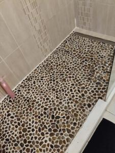 baño con ducha y suelo blanco y negro en VILLA DU BIEN ËTRE, en Argenton-sur-Creuse