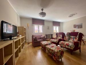 ENTRELASVIÑAS في كارينينا: غرفة معيشة مع كرسيين وتلفزيون بشاشة مسطحة