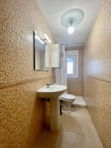 un baño con lavabo e inodoro en ENTRELASVIÑAS, en Cariñena 28 fotos más