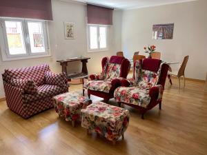 Una sala de estar con dos sillas y un sofá. en ENTRELASVIÑAS, en Cariñena