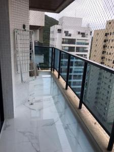 - un balcon avec une douche à l'italienne dans un bâtiment dans l'établissement Capitânia Varam, à Guarujá