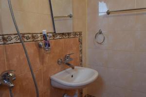 y baño con lavabo y ducha. en Romance, en Pomorie