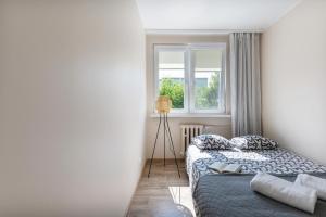 a bedroom with two beds and a window at INITIUM rooms - Apartament - Tysiąclecia 23B in Gdańsk