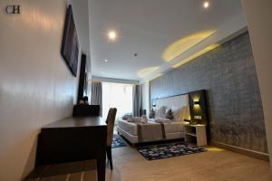 ein Wohnzimmer mit einem Sofa und einem Bett in einem Zimmer in der Unterkunft Hotel Chaker in Batna