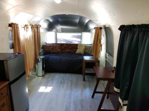 ein Schlafzimmer in einem Wohnwagen mit einem Bett darin in der Unterkunft Oak Knoll Village in Palomar Mountain