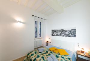ein weißes Schlafzimmer mit einem Bett und einem Fenster in der Unterkunft PINTURICCHIO Guest House in Perugia