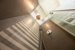 - un escalier dans une maison dotée d'un plafond en verre dans l'établissement PINTURICCHIO Guest House, à Pérouse