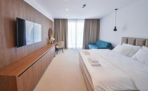 Habitación de hotel con cama y TV de pantalla plana. en Luxury Hotel Riva - Budva en Budva