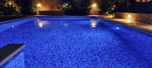 Bazén v ubytování Stunning Gold apartment with pool nebo v jeho okolí