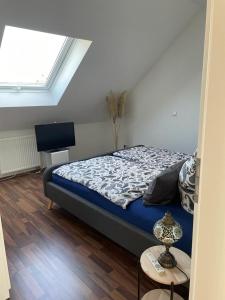 a bedroom with a bed in a room with a window at Ferienwohnung Blumenfeld in Gengenbach