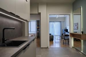 Nhà bếp/bếp nhỏ tại Little Gem: Modern Urban Retreat