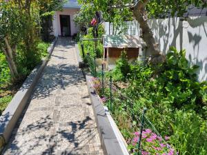 einen Gartenweg mit Blumen und einem Zaun in der Unterkunft Two Bedroom Flat in the Garden at the Bosphorus in Istanbul