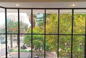 uma vista de uma janela de um edifício em Hotel Maison Fiori Prado em Cochabamba