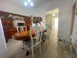 Un comedor con mesa y sillas de madera. en VILLA RUSTICA JAVEA, en Jávea