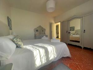 1 dormitorio con 1 cama blanca grande y espejo en VILLA RUSTICA JAVEA, en Jávea