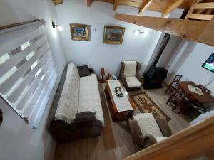 uma sala de estar com um sofá e uma mesa em Kuća za odmor Filipović em Gornji Milanovac