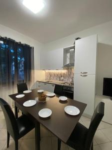 una cucina con tavolo da pranzo e sedie di Ampio appartamento in posizione strategica a Rimini