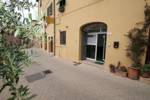 un callejón vacío con un edificio y una puerta en Castello 20, en Montescudaio