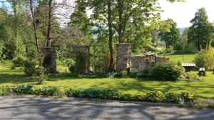 um jardim com pilares de pedra na relva em Niezapominajka em Kletno