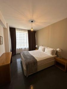 1 dormitorio con 1 cama grande y ventana en luxury apartment in City Center Hilton en Tánger